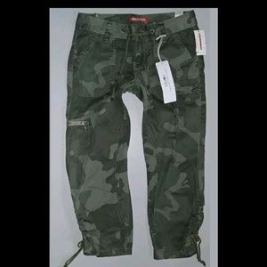 Union Bay Cargo Capri Pants